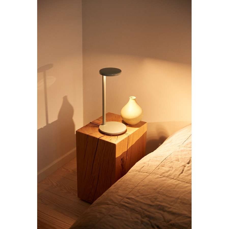 Oblique Qi Table Lamp