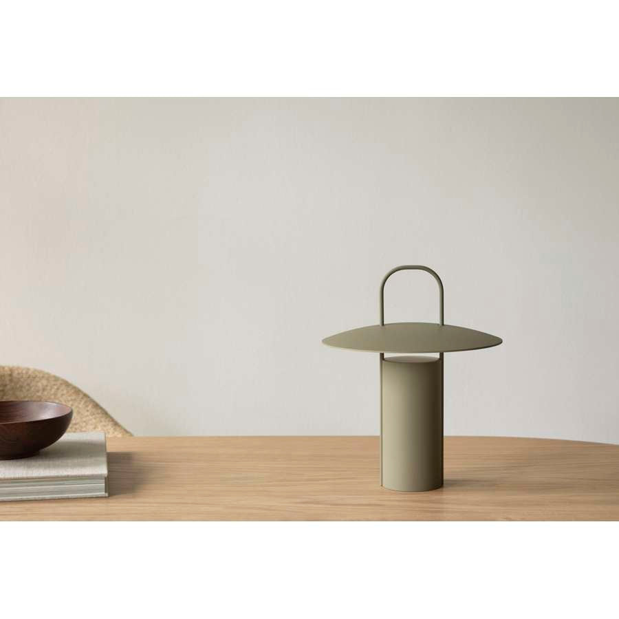 Ray Table Lamp